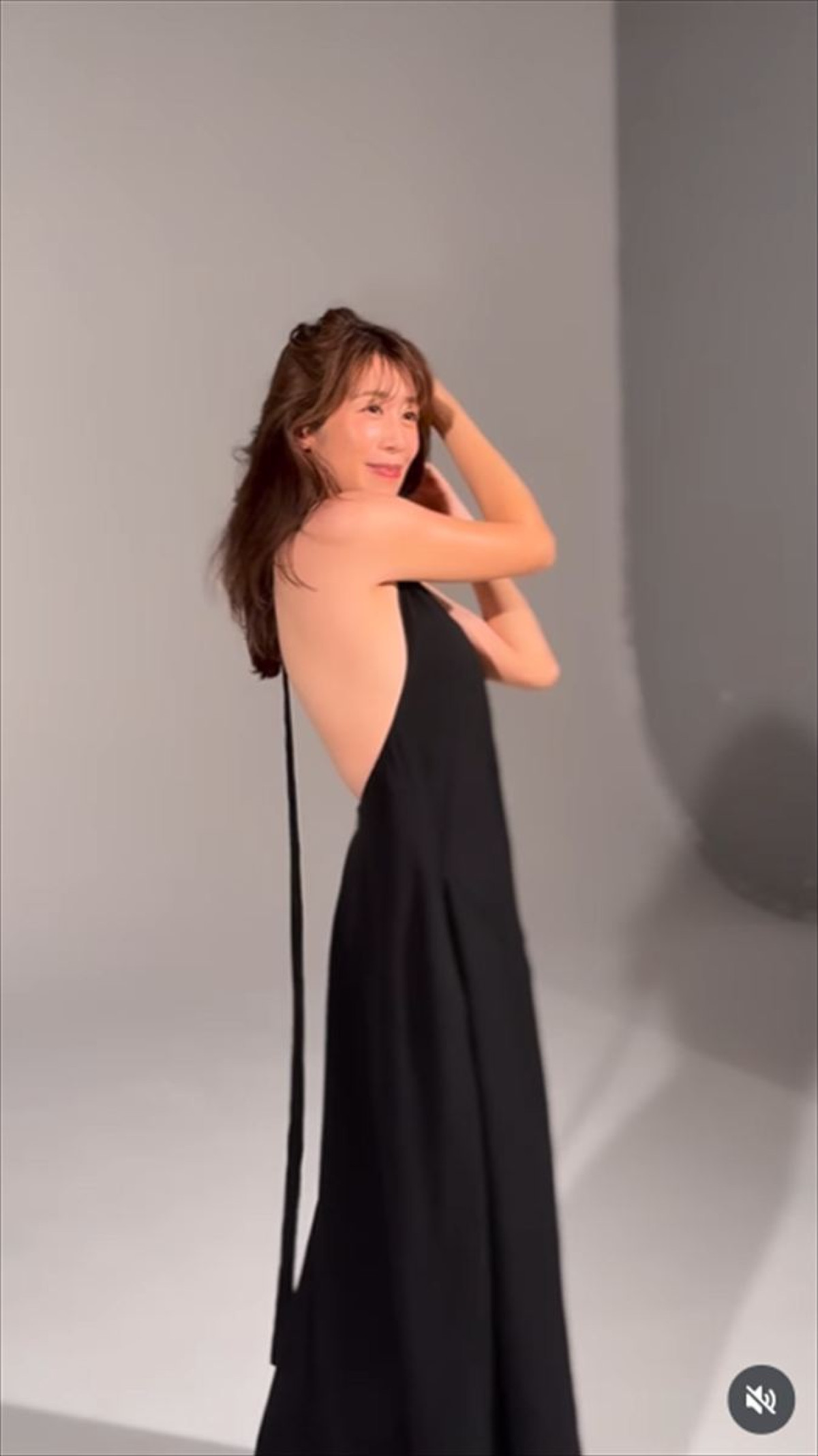 元NHK女子アナ、グラビア撮影姿が「魅力的」「スタイル抜群」「モデルさん」