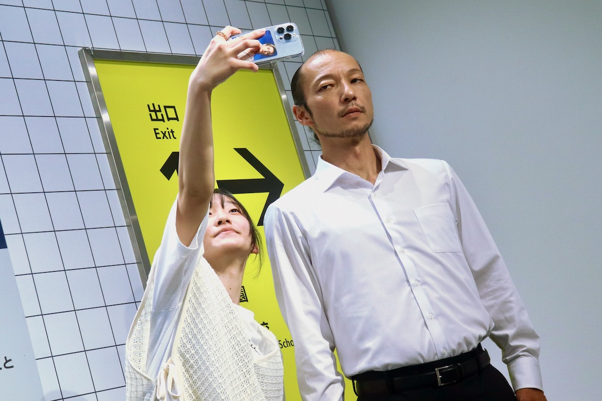 1日限定『８番出口』“歩く男”グリーティングに長蛇の列　無表情→笑顔で歓声上がって大盛り上がり