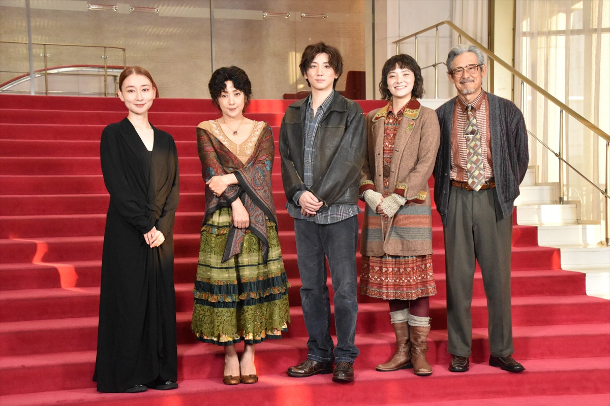 京本大我「心が折れかけた」ミュージカル『Once』ギター稽古を振り返る　SixTONESメンバーの前でゲリラ演奏も