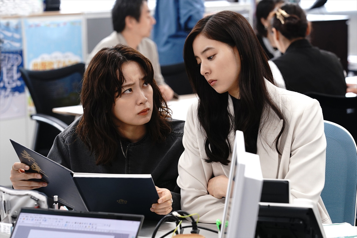 間宮祥太朗×新木優子『良いこと悪いこと』、不穏さあふれるポスター解禁　AIで生成した「小学6年生の写真」にも注目