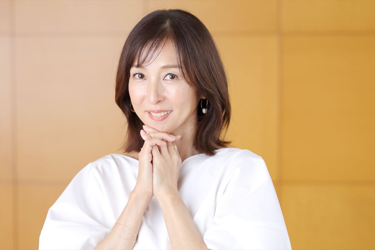 かとうれいこ56歳、水着でも魅せる“27年ぶりの写真集”　年齢を重ねることには「日々マイペースに抗ってる」