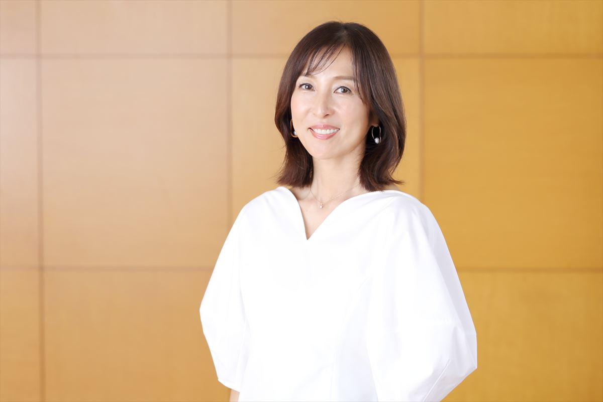 かとうれいこ56歳、水着でも魅せる“27年ぶりの写真集”　年齢を重ねることには「日々マイペースに抗ってる」