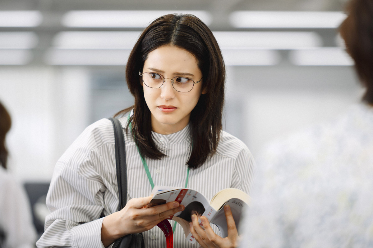 『レプリカ 元妻の復讐』第11話、“すみれ”トリンドル玲奈、ついに暴露本を出版