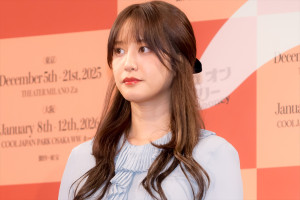 山崎紘菜、舞台『キャッシュ・オン・デリバリー』製作発表会見に登場