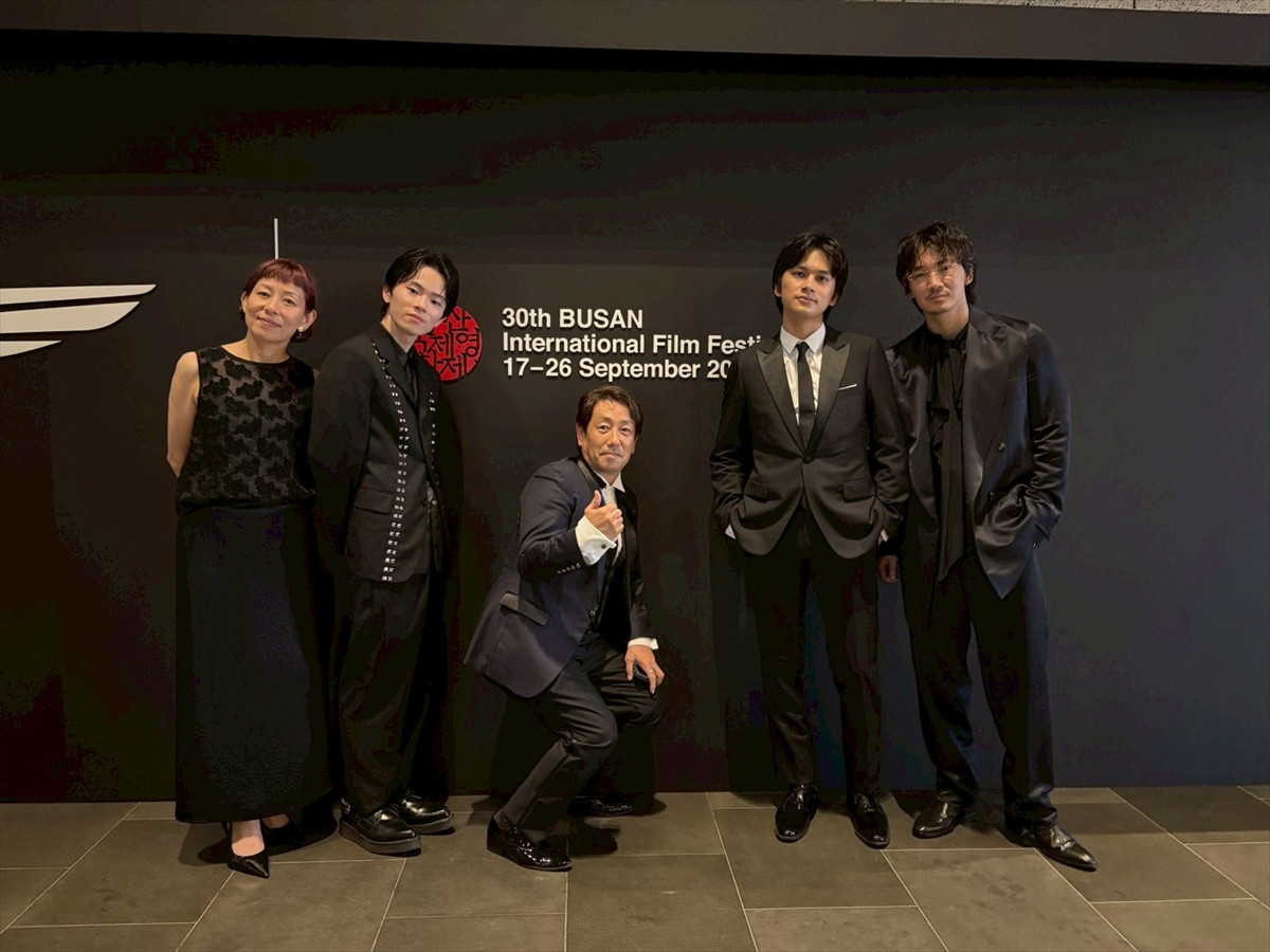 北村匠海、初の海外映画祭レッドカーペット登場　『愚か者の身分』釜⼭国際映画祭に林裕太＆綾野剛と降臨