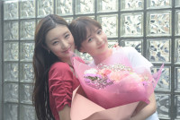 ドラマ『レプリカ 元妻の復讐』のクランクアップを迎えた（左から）宮本茉由、トリンドル玲奈