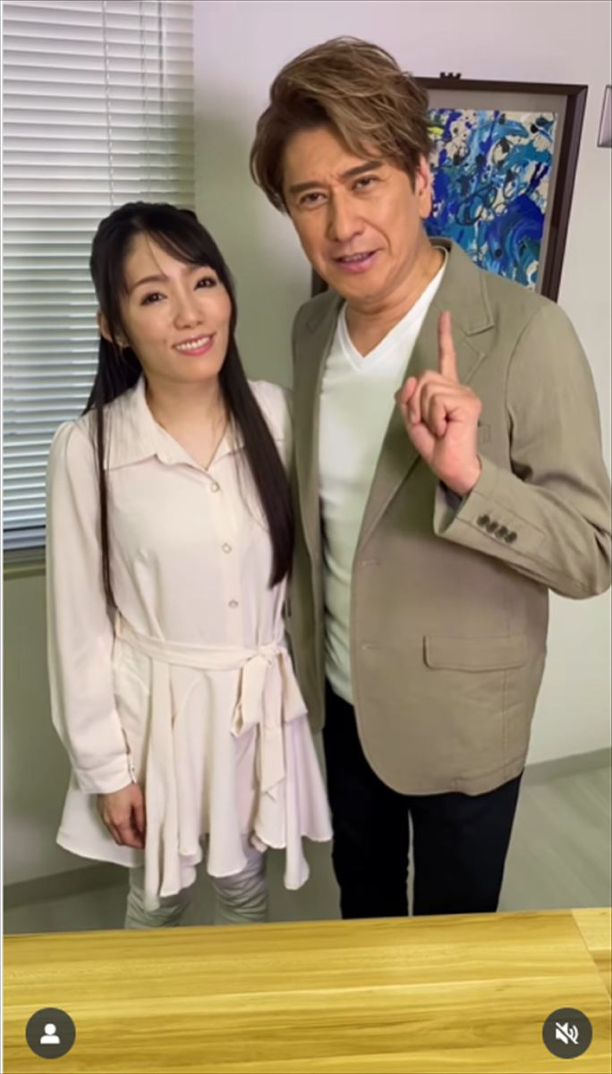 川崎麻世、21歳年下妻と“結婚1周年”を報告「毎日充実した平和な日々を送っています」　2ショットも披露