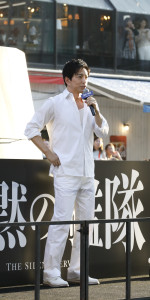 映画『沈黙の艦隊 北極海大海戦』大阪プレミアイベントで道頓堀川に登場した出演者たち