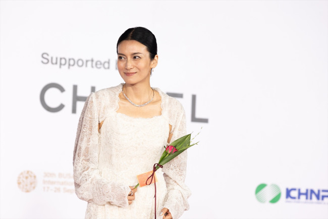 第30回釜山国際映画祭オープニングセレモニーに登場した映画『兄を持ち運べるサイズに』主演・柴咲コウ