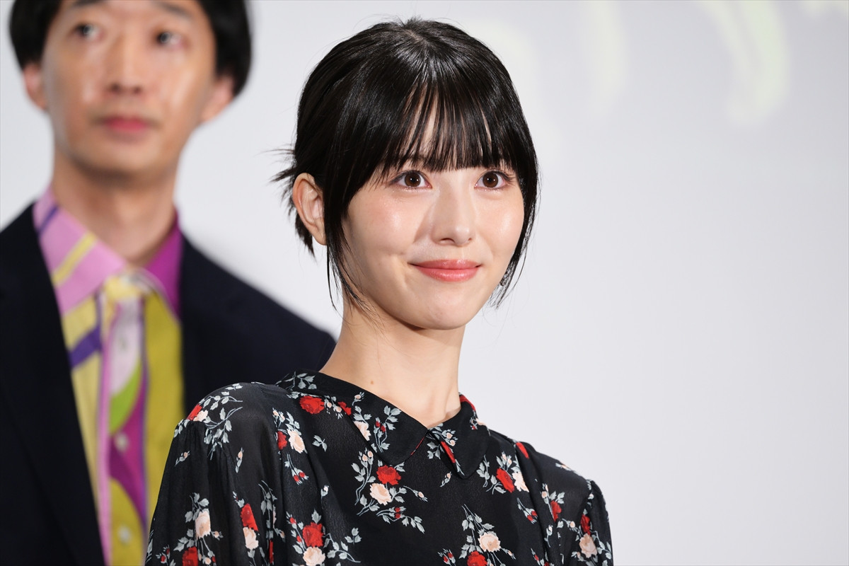 浜辺美波、ドラマ『もしもこの世が舞台なら、楽屋はどこにあるのだろう』第1話完成披露試写会に登場