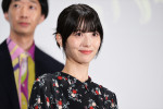 浜辺美波、ドラマ『もしもこの世が舞台なら、楽屋はどこにあるのだろう』第1話完成披露試写会に登場