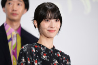 浜辺美波、ドラマ『もしもこの世が舞台なら、楽屋はどこにあるのだろう』第1話完成披露試写会に登場
