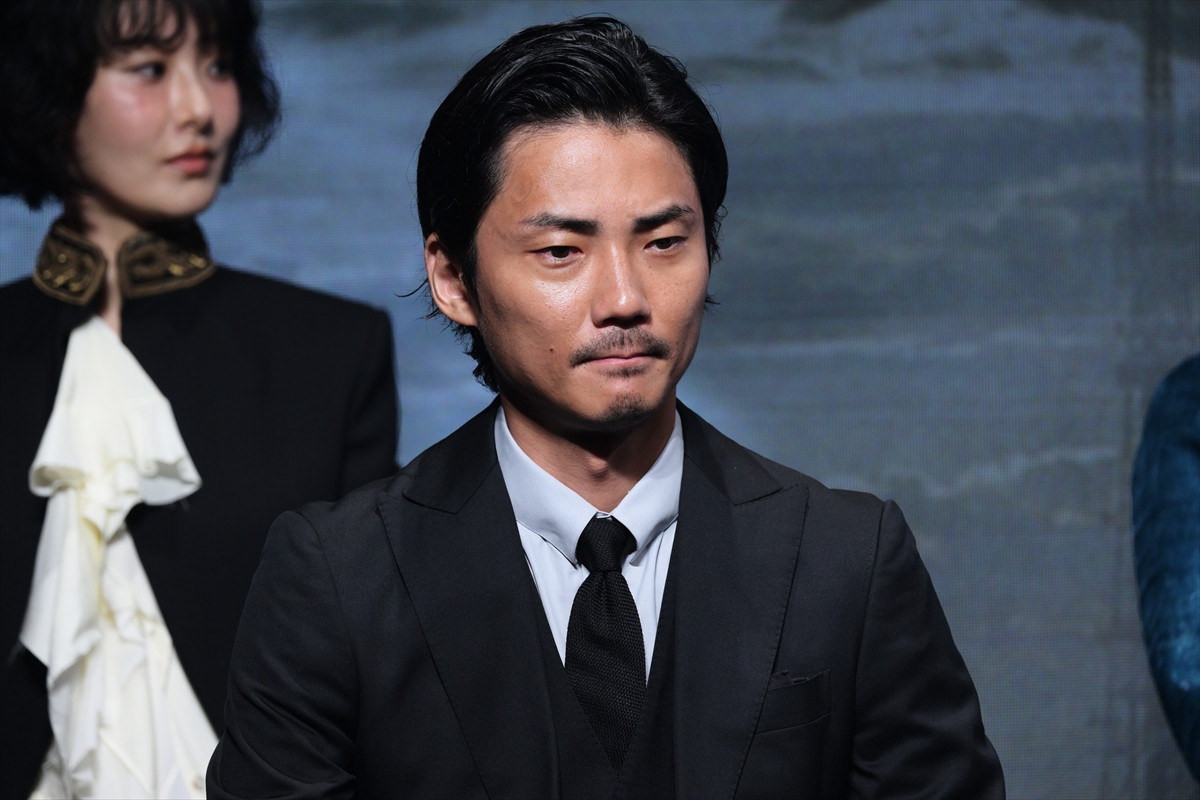 磯村勇斗、『今際の国のアリス』で共演の毎熊克哉と相思相愛「ずっとバディ」「もう離れられない」