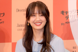 山崎紘菜、舞台『キャッシュ・オン・デリバリー』製作発表会見に登場