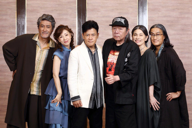 (左から)橋本さとし、羽野晶紀、橋本じゅん、古田新太、高田聖子、粟根まこと