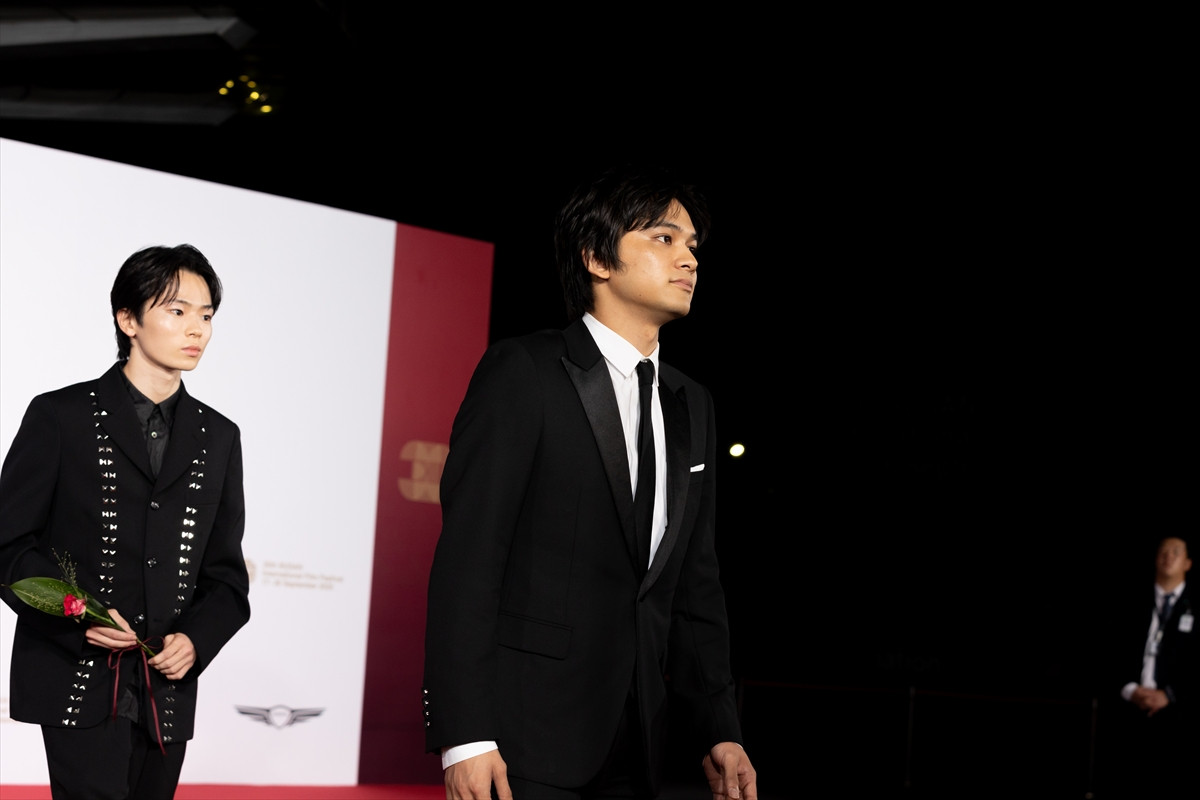北村匠海、初の海外映画祭レッドカーペット登場　『愚か者の身分』釜⼭国際映画祭に林裕太＆綾野剛と降臨