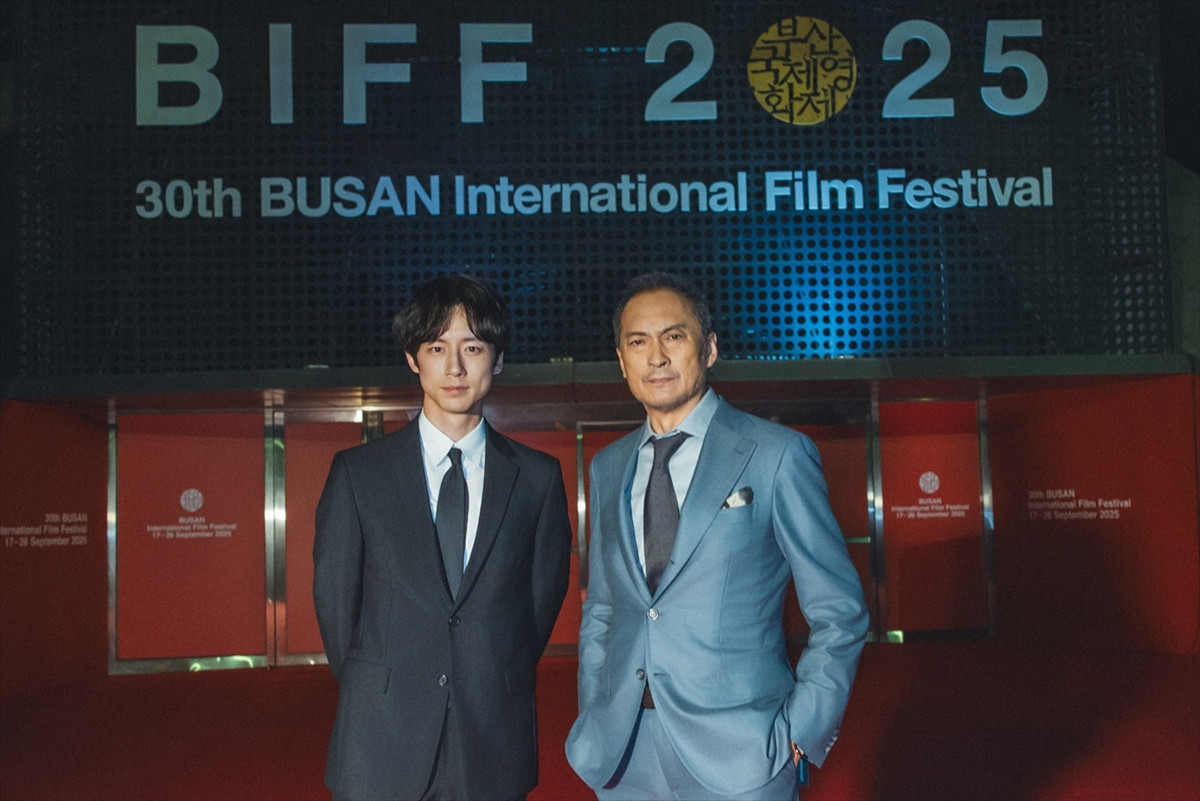 坂口健太郎＆渡辺謙、『盤上の向日葵』で釜山国際映画祭に登場　舞台挨拶で韓国語も披露