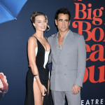マーゴット・ロビー、大胆スリットドレスで美脚を見せつける