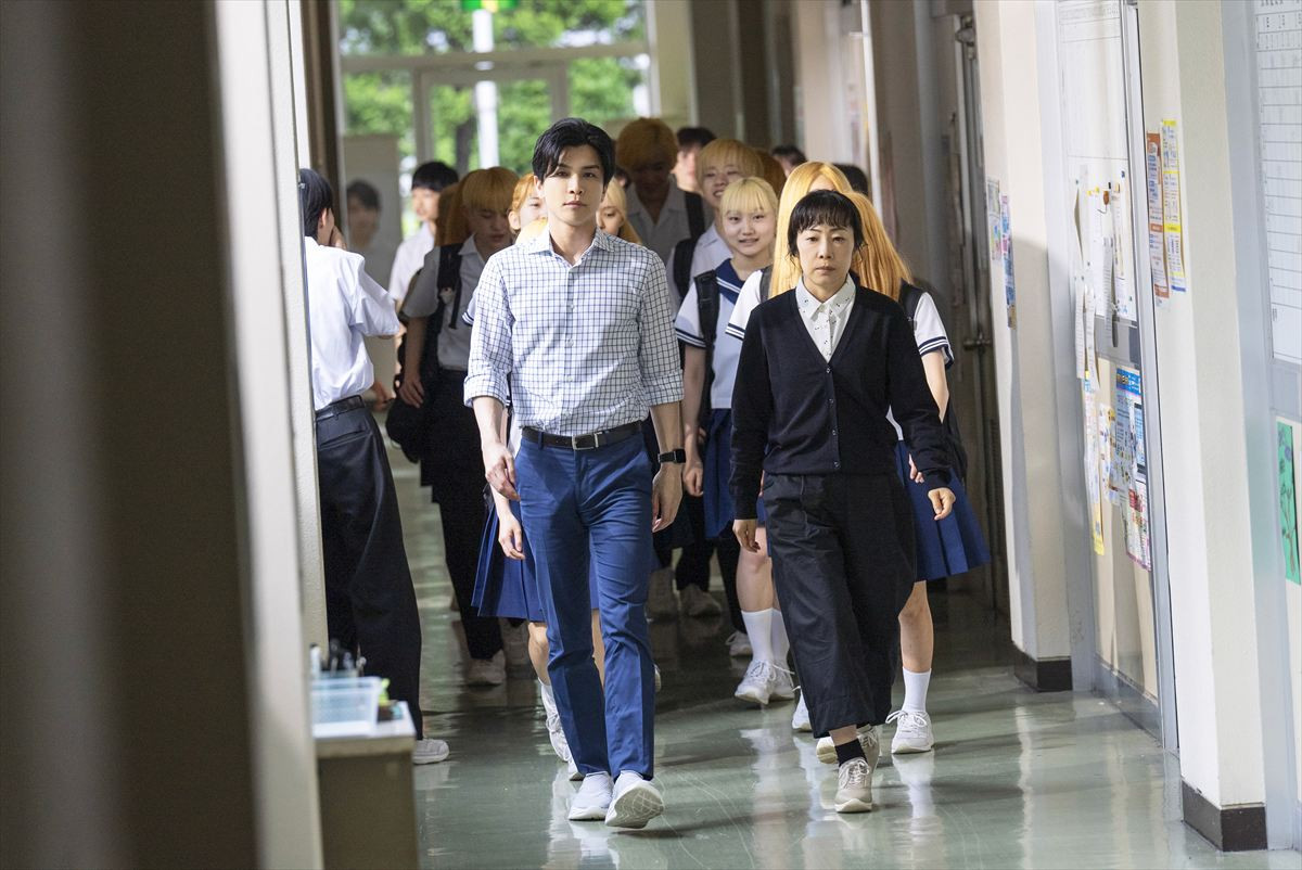 岩田剛典、“ダサい教師”に大変身⁉　映画『金髪』ギャップ全開の場面写真9点一挙解禁