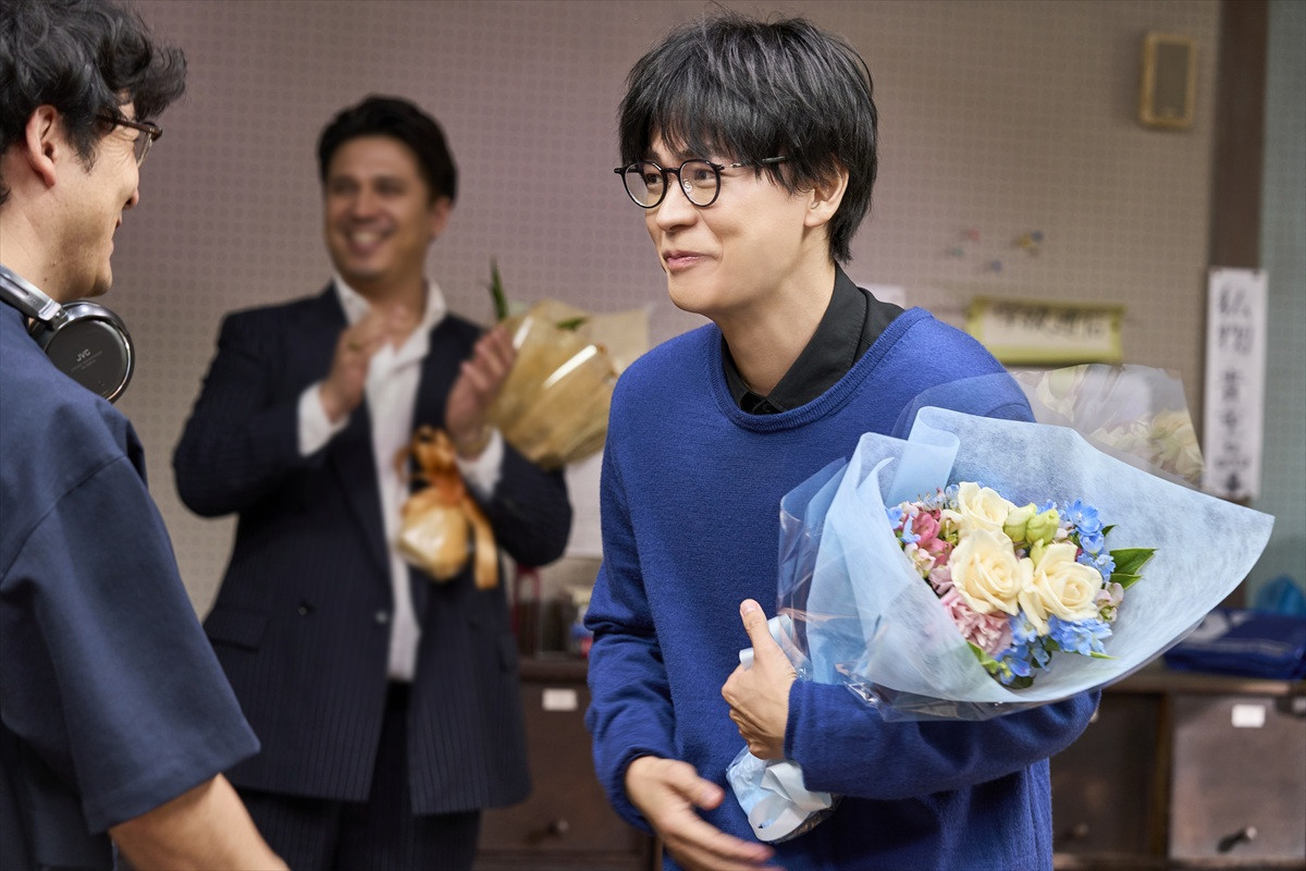 動員105万人突破！ 『ブラック・ショーマン』福山雅治＆有村架純らキャストのクランクアップ写真到着