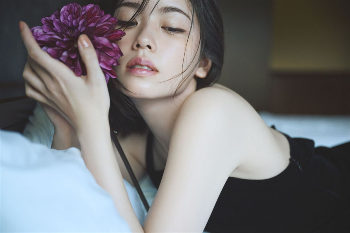小芝風花が鮮やかな花と共に咲き誇る！　デビュー15周年イヤーとなる2026年カレンダー「Flower」12.12発売