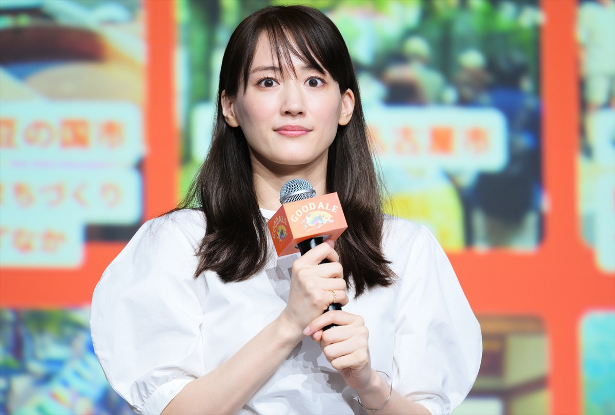 浜辺美波、酒類CM初出演に喜び　ビールの感想には鈴木亮平がいじり「シャンシャン!?」
