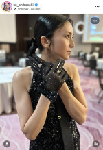 柴咲コウ、顔より大きなグラスで乾杯! 肩だしドレス姿でキメポーズ「柴咲コウ」インスタグラム