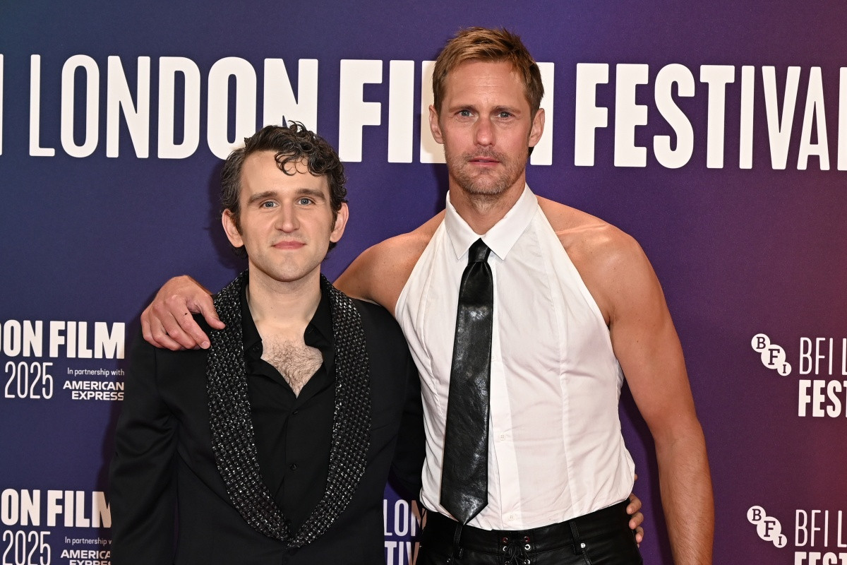 北欧出身イケメンハリウッド俳優、肩&背中見せセクシーシャツで映画祭出席