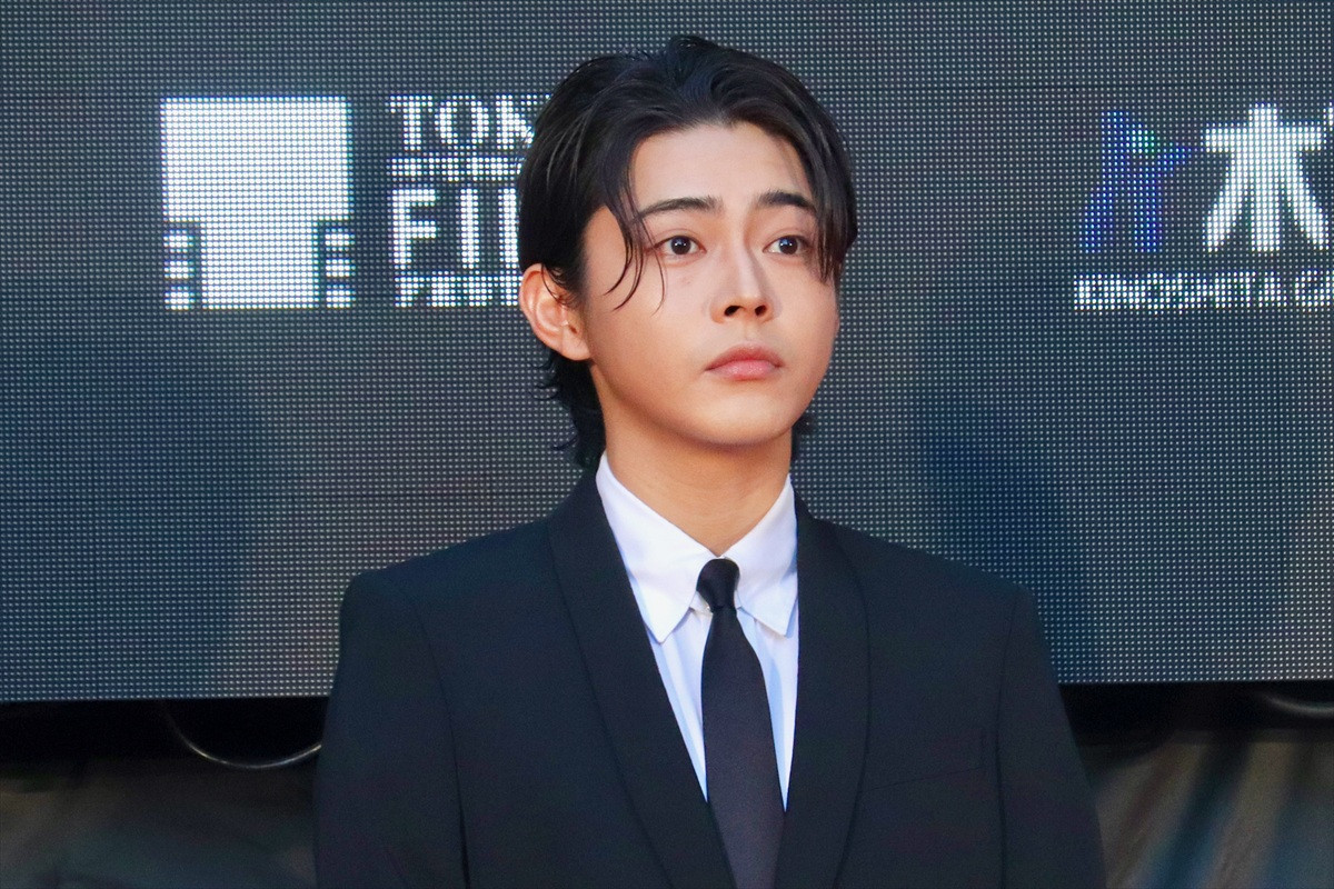 齊藤京子、胸元シースルーの純白ドレスで登場<第38回東京国際映画祭>
