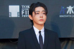 「第38回東京国際映画祭」オープニングレッドカーペットに登場した倉悠貴