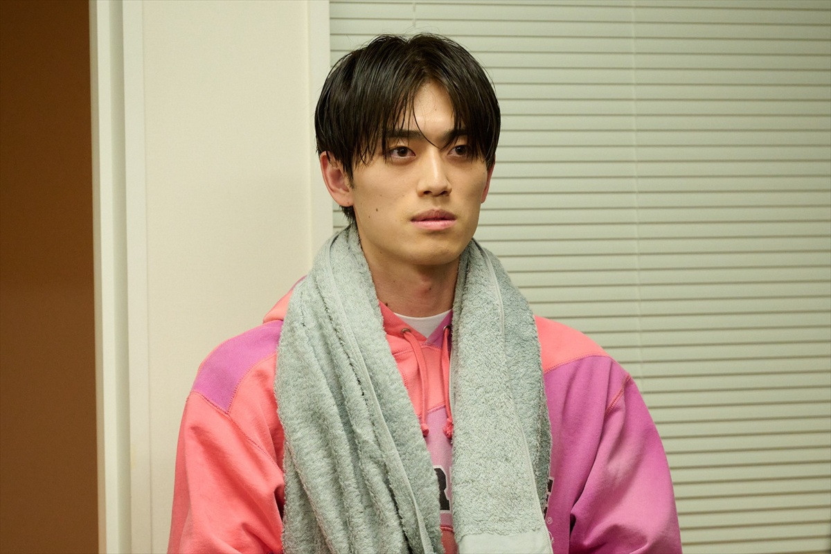 岩本照主演『恋する警護24時 season2』、桜井日奈子＆小野武彦が続投　最新の警護シーン写真も到着
