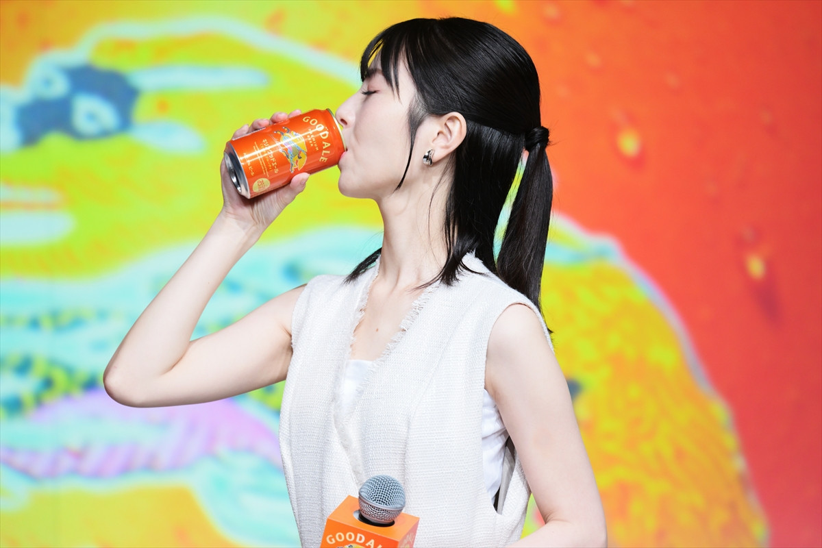 浜辺美波、酒類CM初出演に喜び　ビールの感想には鈴木亮平がいじり「シャンシャン!?」
