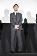 坂口健太郎、映画『盤上の向日葵』公開初日舞台挨拶に登場