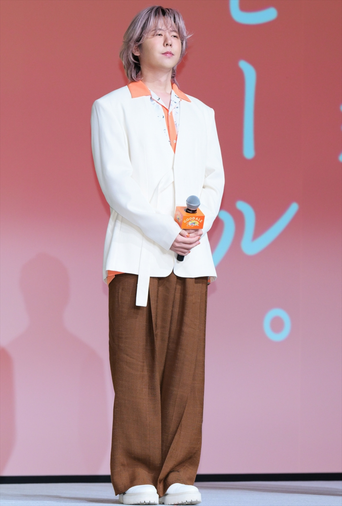 浜辺美波、酒類CM初出演に喜び　ビールの感想には鈴木亮平がいじり「シャンシャン!?」