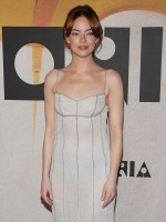 エマ・ストーン、ほのかに透けるルイ・ヴィトンのドレス姿