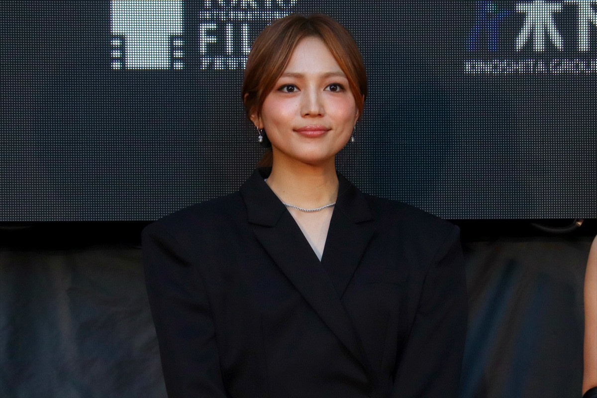 川口春奈、モードなメイクで印象激変!<第38回東京国際映画祭>