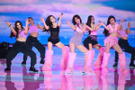 「ヴィクトリアズ・シークレット・ファッションショー2025」でパフォーマンスするTWICE（左から）ジヒョ＆モモ＆ツウィ＆ナヨン
