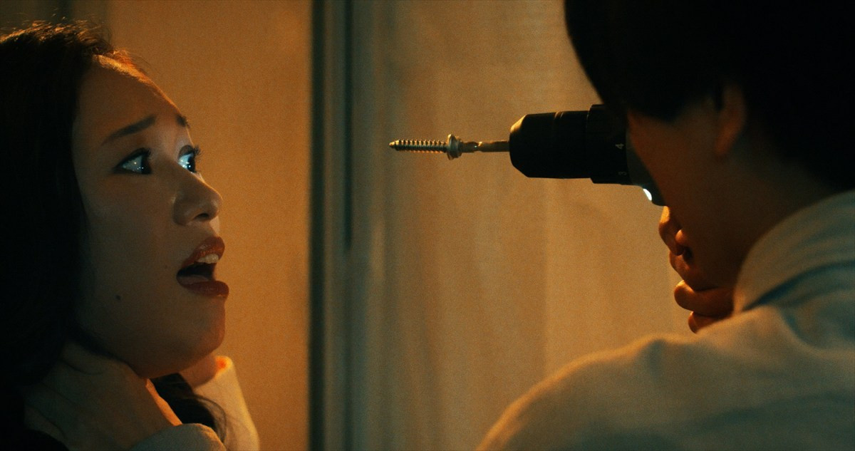 衝撃の“人間椅子”の全貌が明らかに 『インコンプリート・チェアーズ』海外版ビジュアル&新写真公開