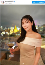 穂川果音、オフショルワンピ姿でテラス席を満喫　※「穂川果音」インスタグラム