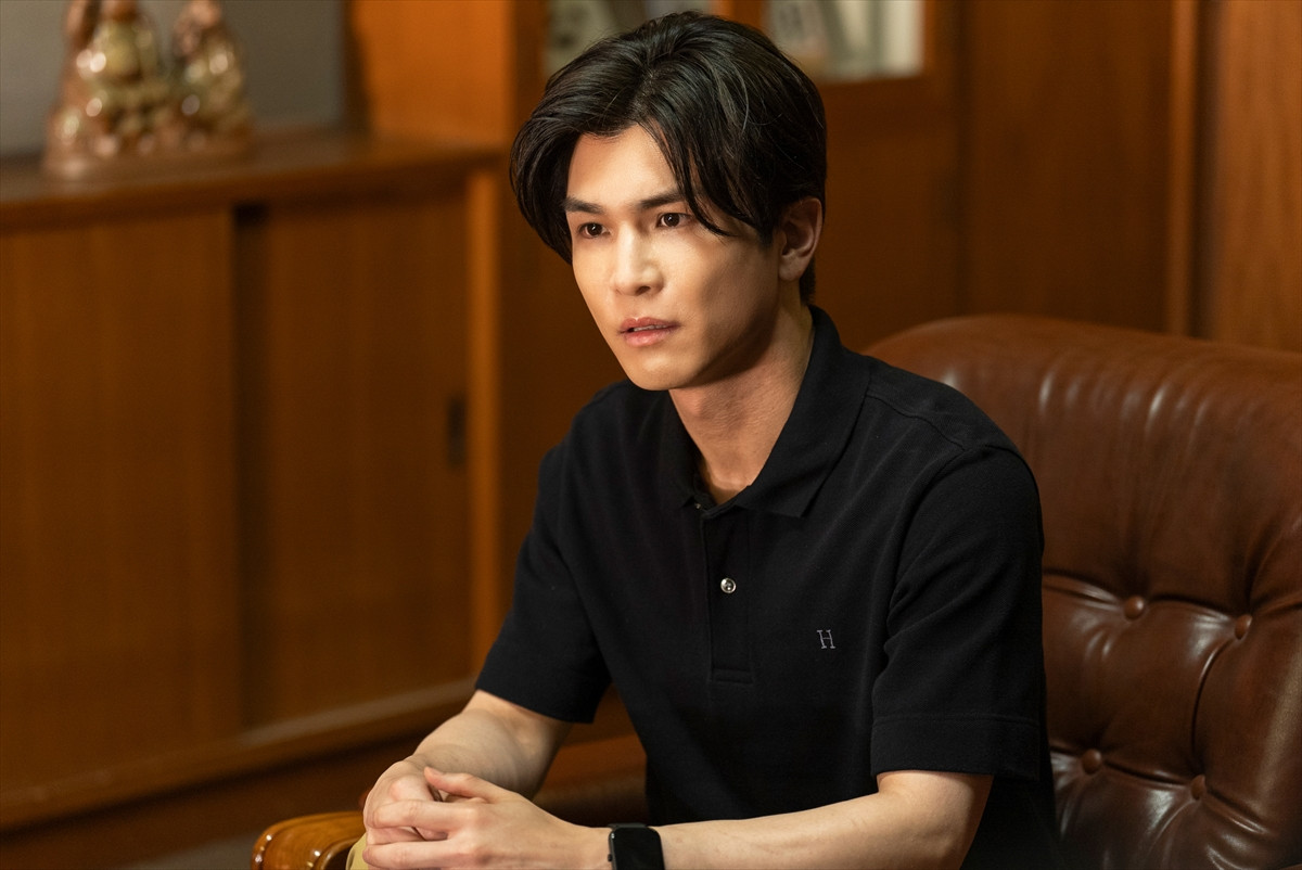 岩田剛典、黒髪にシンプルなスーツ、当たり障りのない私服がたまらない！　映画『金髪』場面写真公開