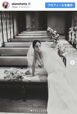 堀田茜、ウエディングドレス姿で挙式を報告　※「堀田茜」インスタグラム