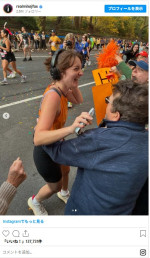 シティマラソン出場中の娘エスメの応援に駆けつけたマイケル　※「マイケル・J・フォックス」インスタグラム