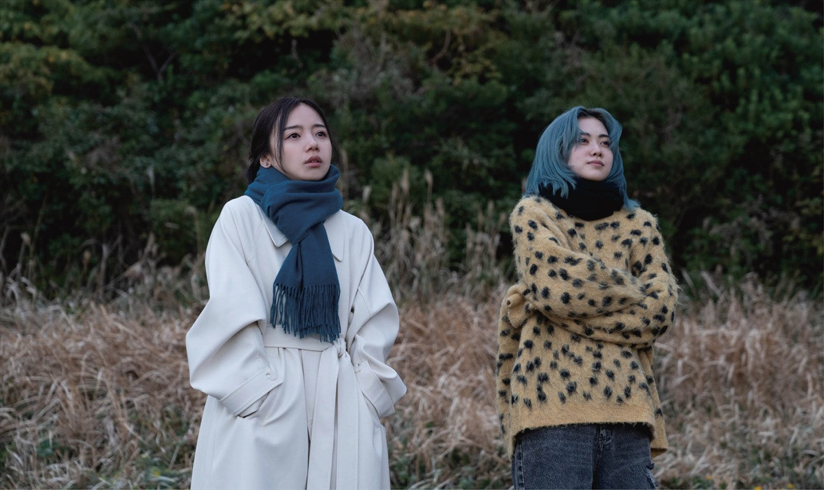 齊藤京子の輝くアイドル姿から不安抱えるスーツ姿も『恋愛裁判』場面写真16点一挙解禁