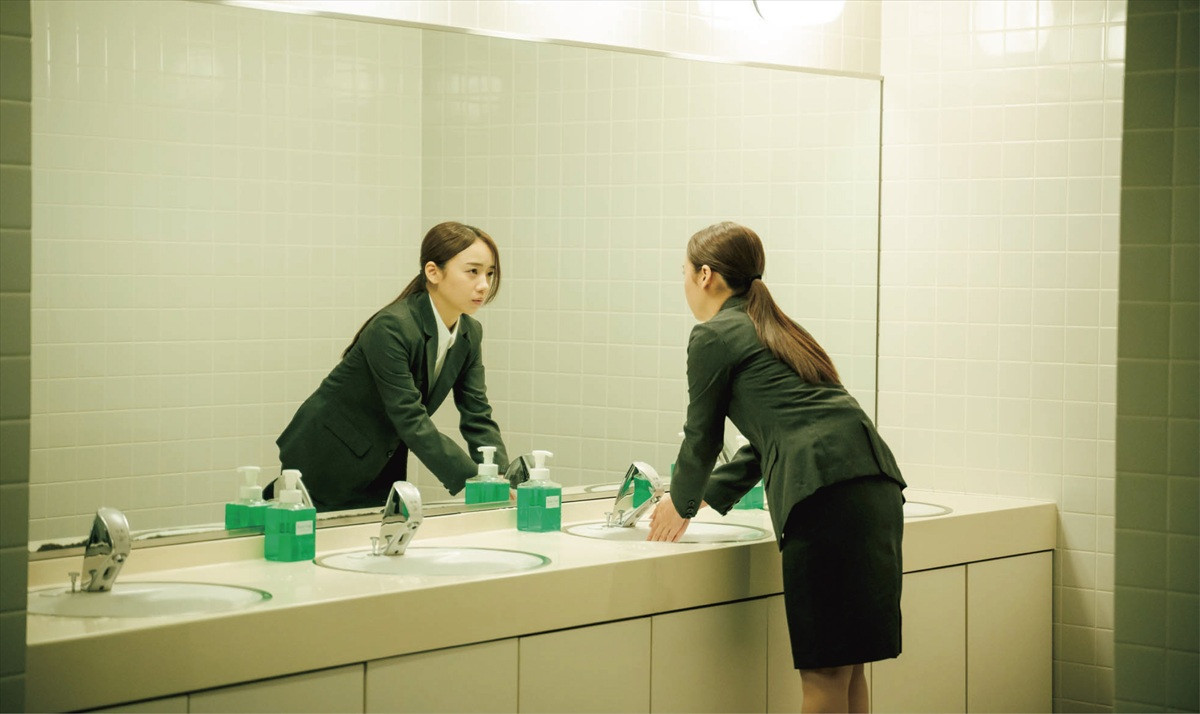 齊藤京子の輝くアイドル姿から不安抱えるスーツ姿も『恋愛裁判』場面写真16点一挙解禁