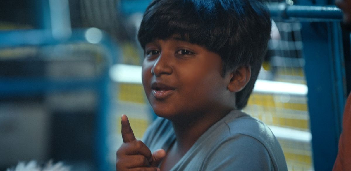 シビアな現実も笑って、踊って乗り越える！　インド映画『ツーリストファミリー』予告＆ビジュアル解禁