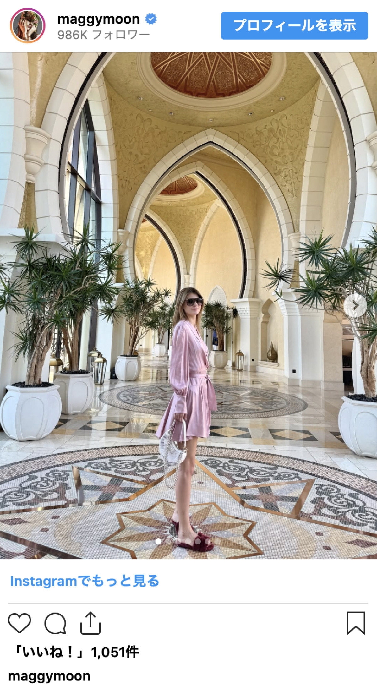 マギー「ドバイきてます」超豪華なロケーション×ガウン風ピンクワンピで美麗姿