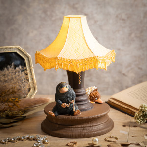 『ファンタビ』ベビーニフラーが可愛いランプに! アクセを飾れば狙われているように見える