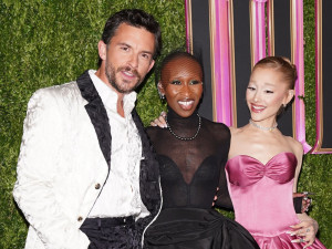 （左から）ジョナサン・ベイリー、シンシア・エリヴォ、アリアナ・グランデ