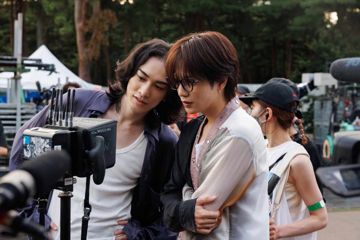 Netflix週間1位＆グローバル8位獲得 『グラスハート』佐藤健ら「TENBLANK」の撮影裏側に迫るメイキングムービー解禁