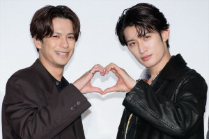 映画『（LOVE SONG）』 公開記念舞台あいさつに登壇した（左から）森崎ウィン、向井康二